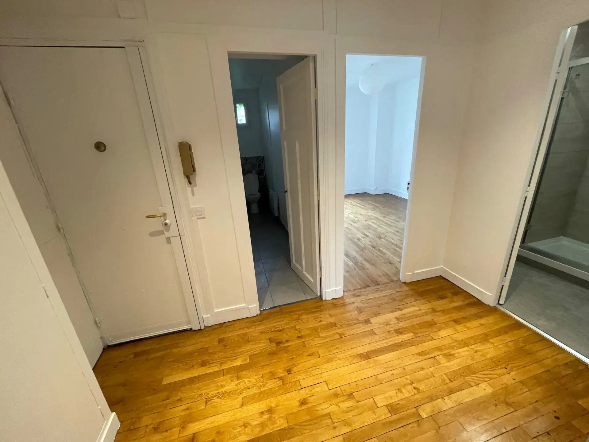 Entrée d'appartement rénovée par UMPT : portes, moulures et parquet