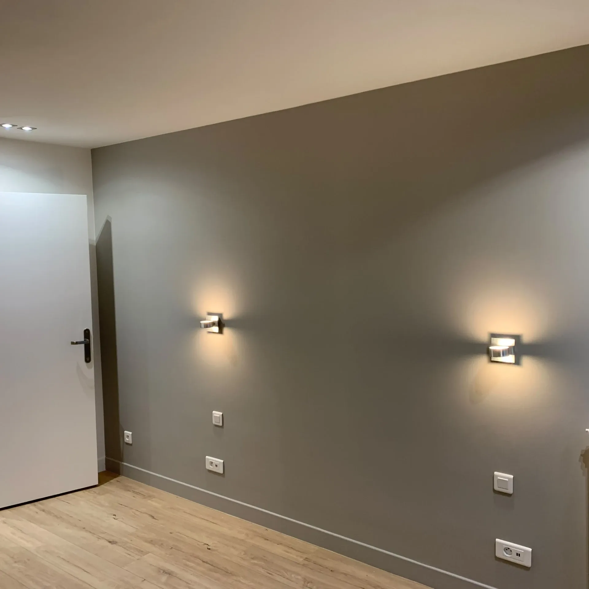 Chambre rénovée par UMPT : appliques murales, prises et interrupteurs neufs
