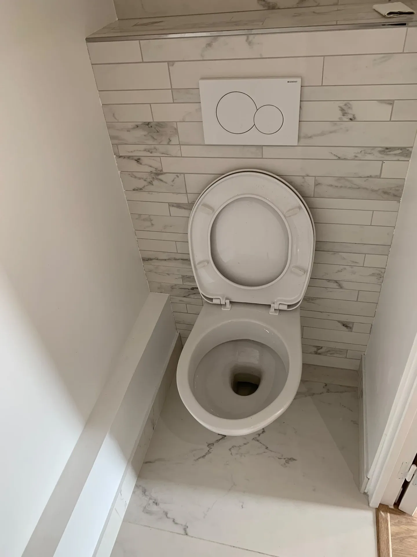 WC suspendu et carrelage effet marbre posés par UMPT